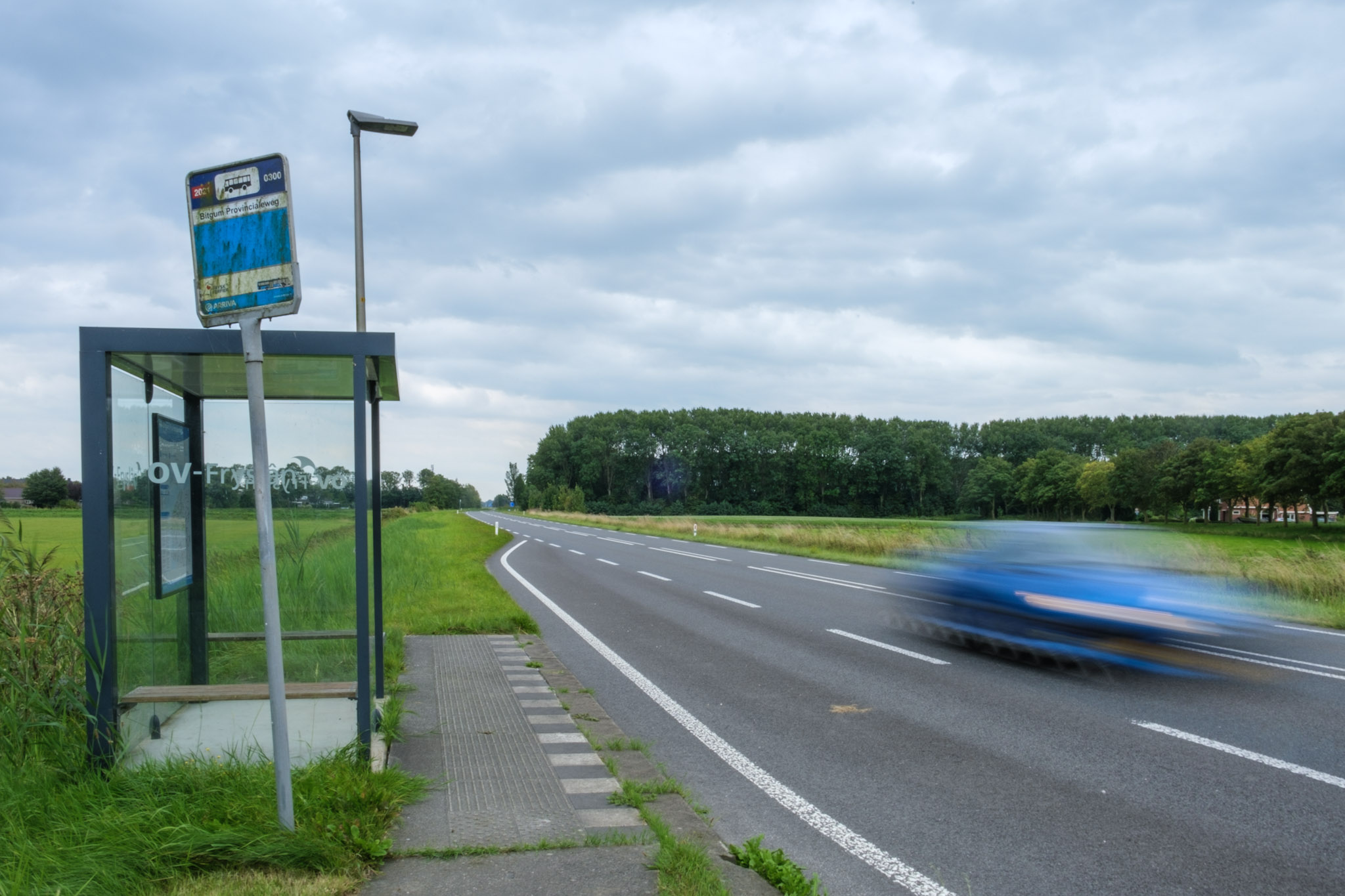 Bushalte en passerende auto