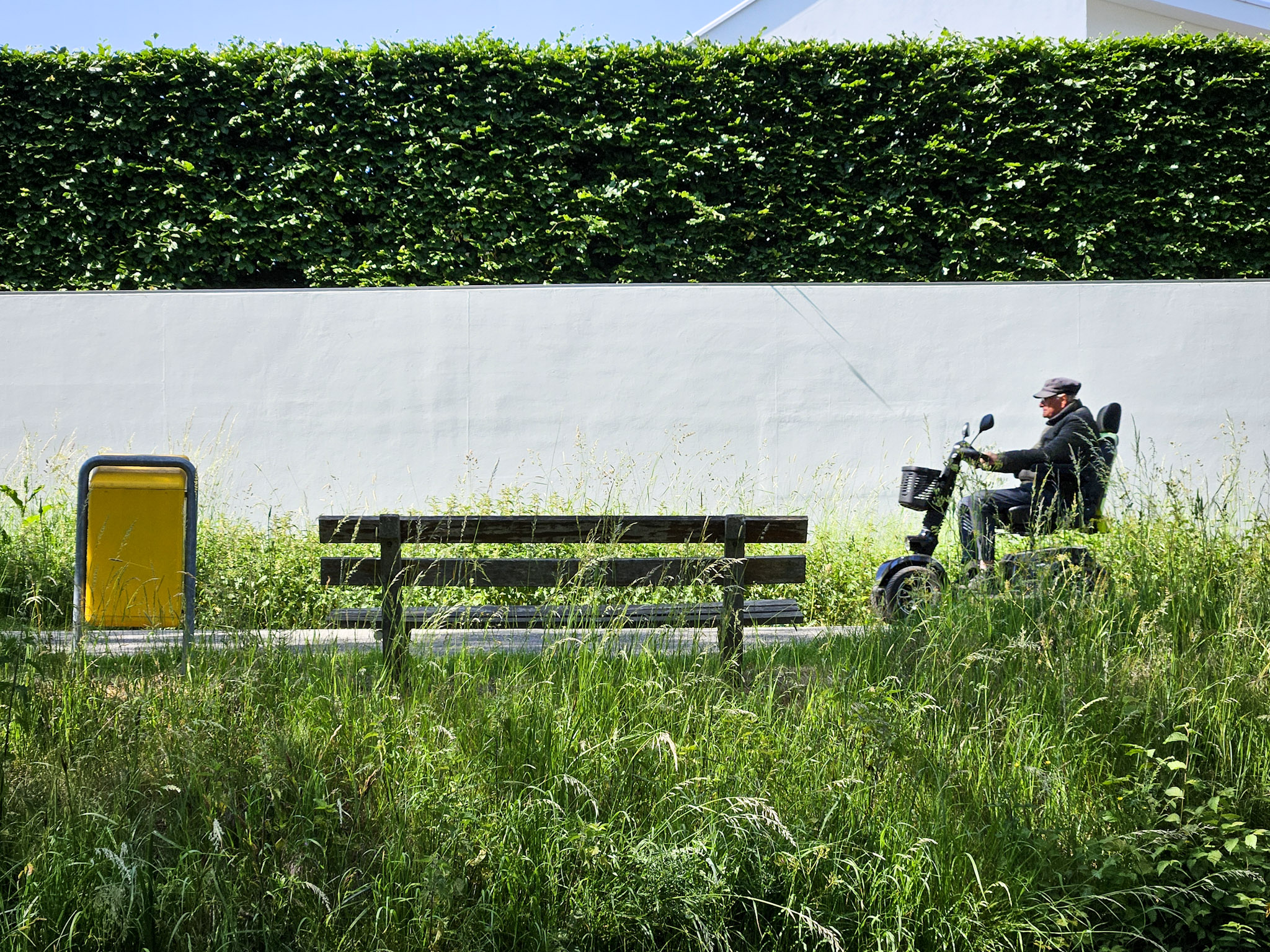 Man in scootmobiel