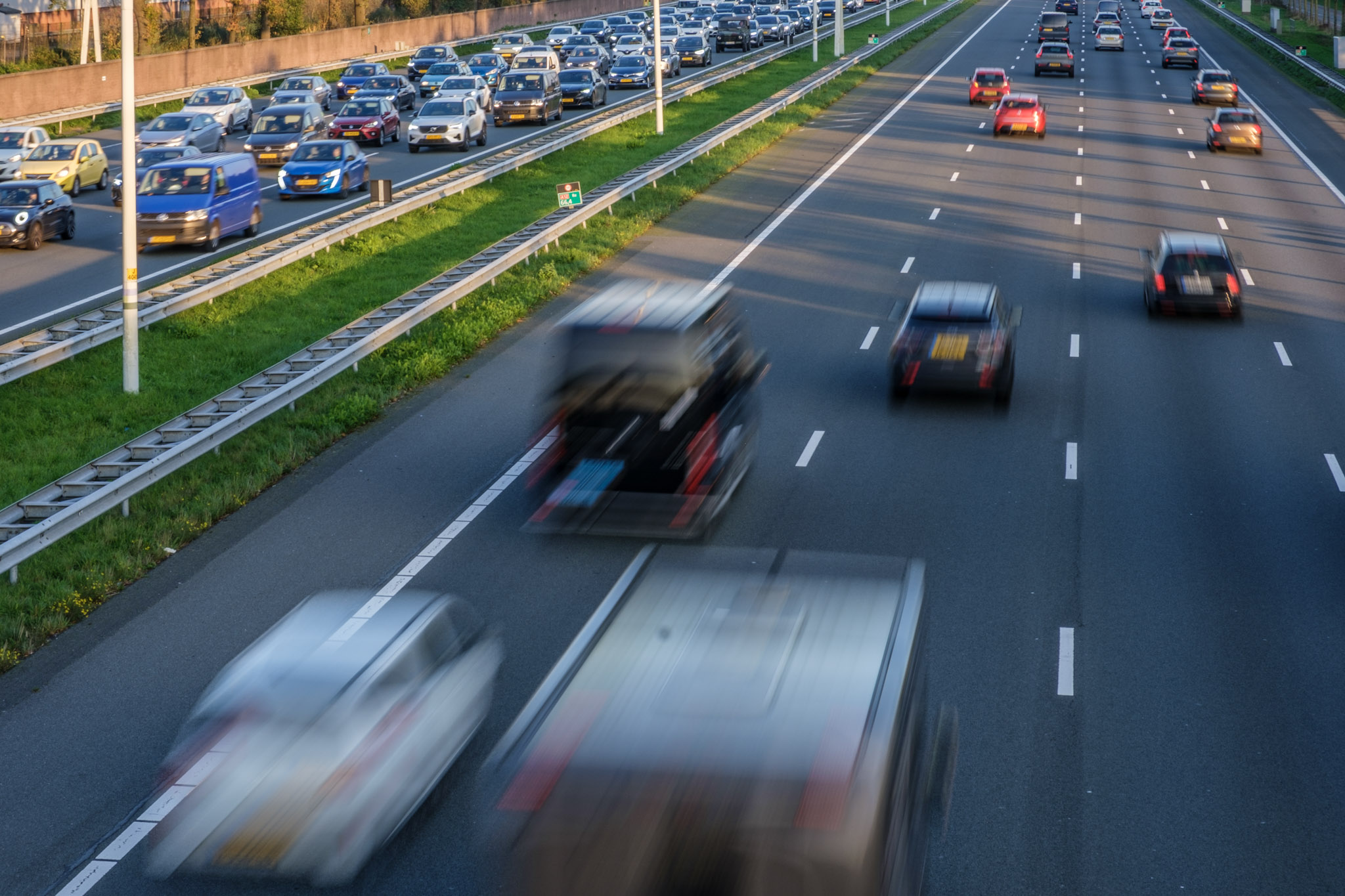 Auto's rijdend op een snelweg