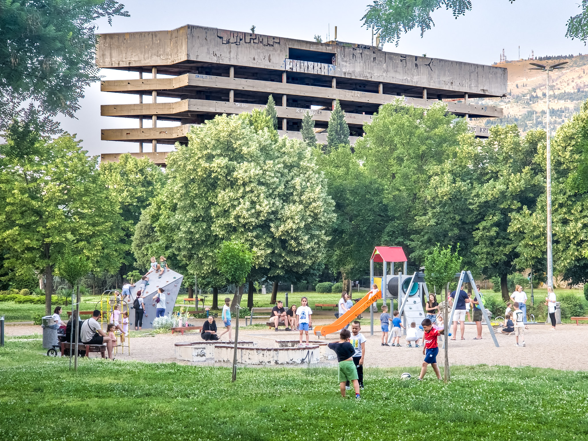 Speeltuin met spelende kinderen