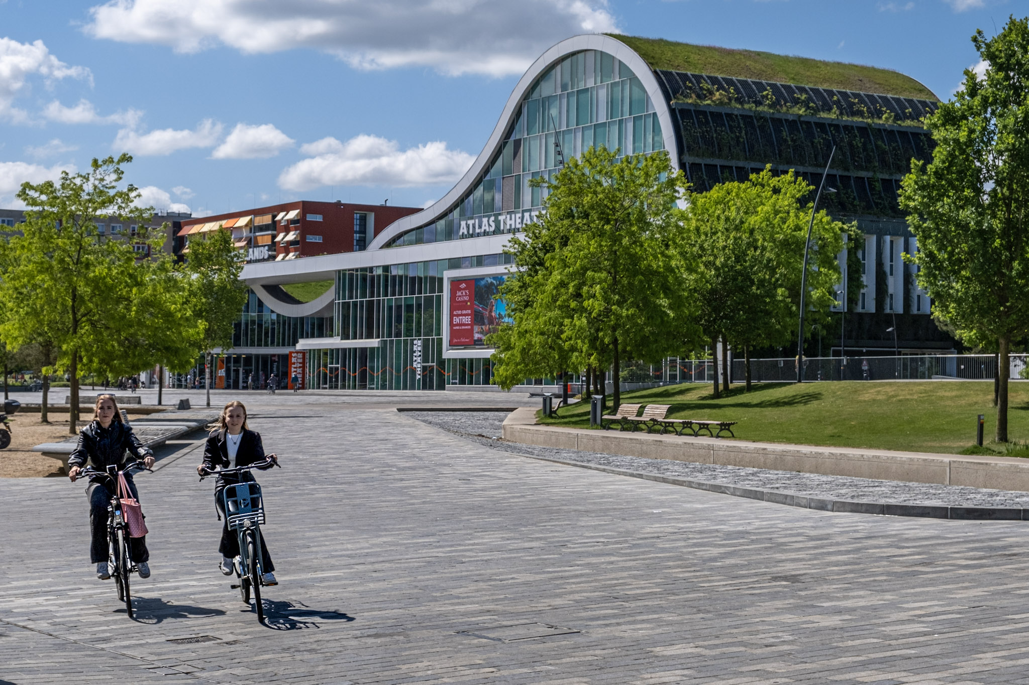 Theater en fietsers Foto van een plein voor een theater met fietsers